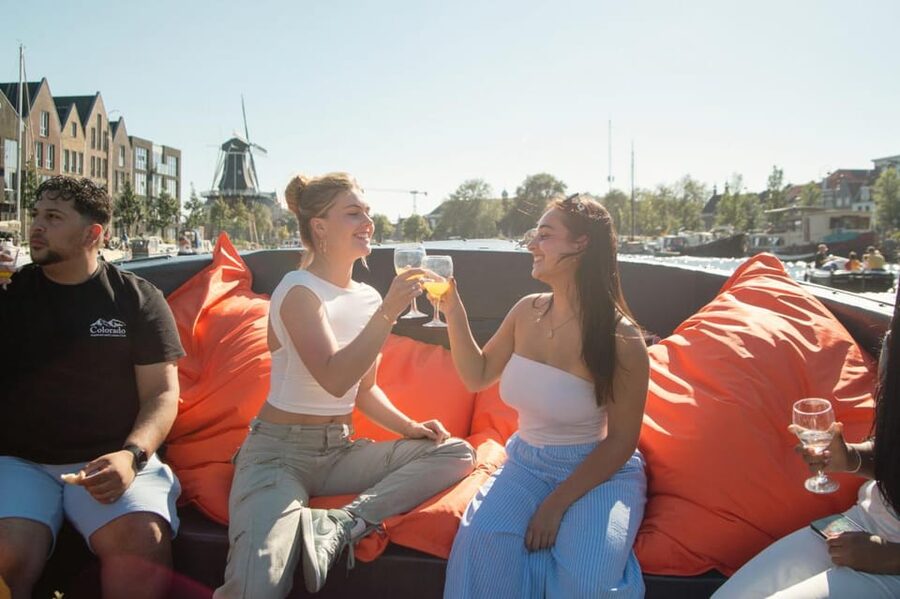 Haarlem: Sightseeing Boat Tour with Snacks and Drinks - Teylers Museum and the first canal views