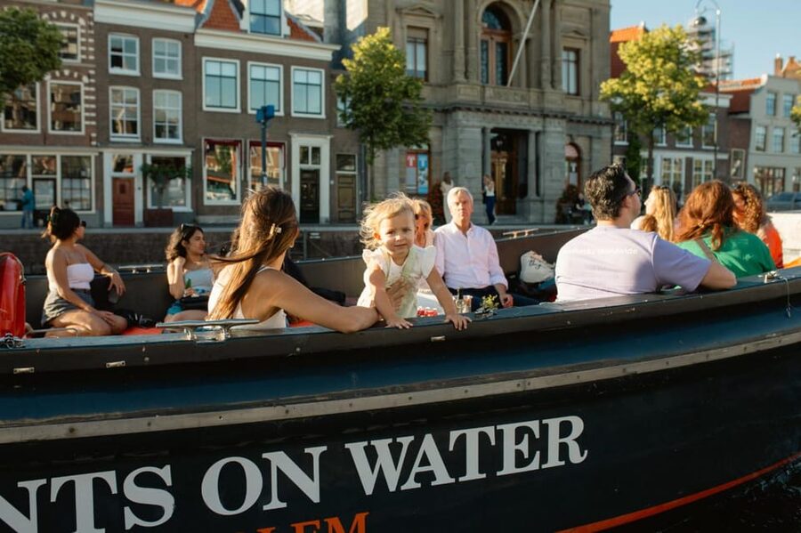 Haarlem: Sightseeing Boat Tour with Snacks and Drinks - Town hall, Stadsschouwburg, and Sint Bavo Cathedral