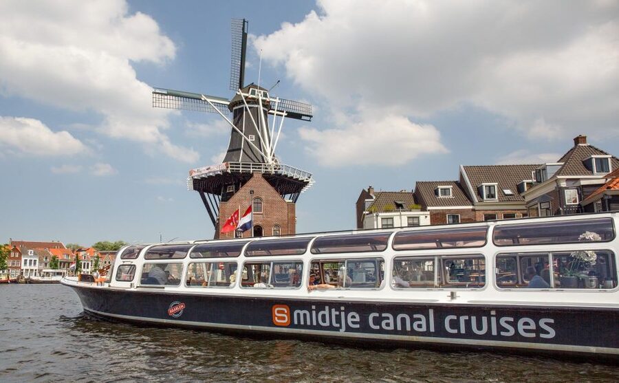 Haarlem: Sightseeing Canal Cruise through the City Center - De Adriaan, Haarlem’s best-known canal landmark