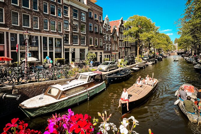 Humans of Amsterdam: Cultural Walking Tour incl. meeting 2 locals - An hour along the Canal Belt