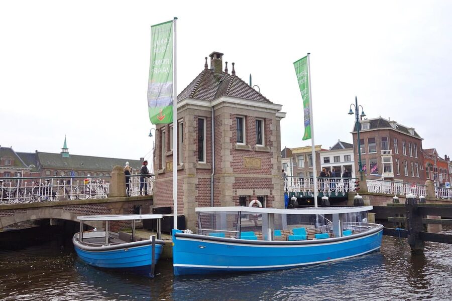Leiden: Cruise through the Historic City Center with Guide - Following Leiden’s Canals, Bridges, and Major Sights