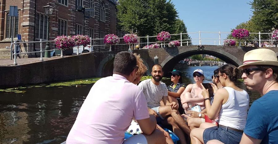 Leiden: Electric Boat Rental - Setting out from Aalmarkt 4
