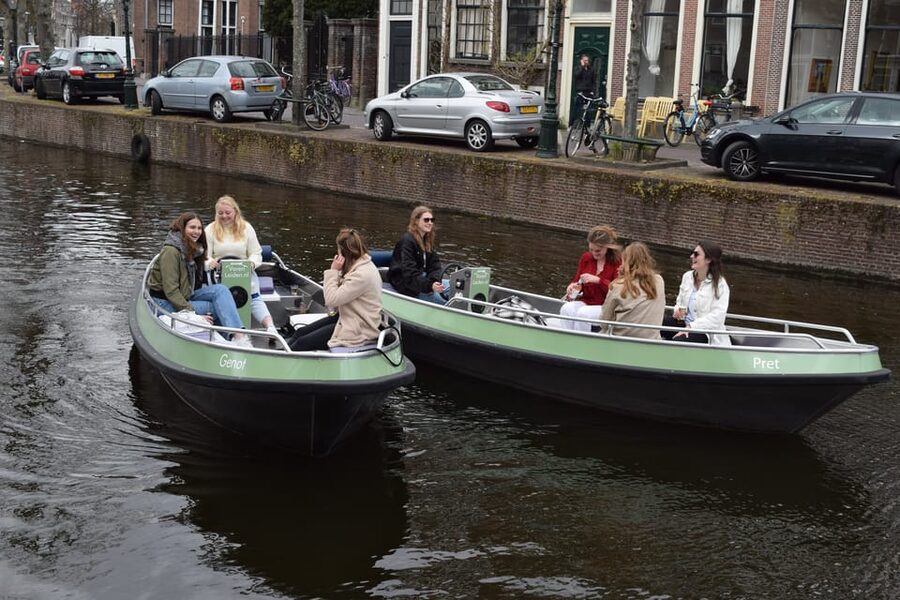 Leiden: Electric Boat Rental - Following Leiden’s canals at your own pace