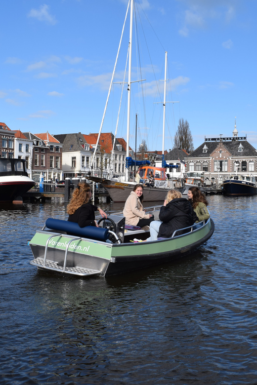 Leiden: Electric Boat Rental - Stopping in Leiden’s green spaces
