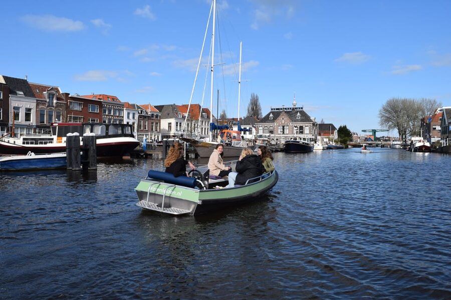 Leiden: Electric Boat Rental - What the private format adds