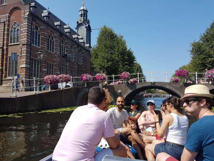 Leiden: Electric Boat Rental - Your first minutes at the controls