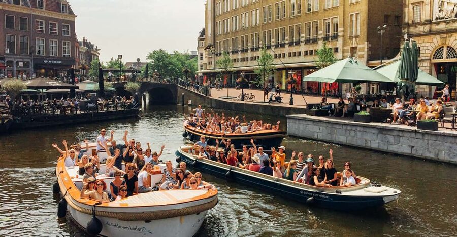 Leiden: Guided City Canal Cruise - A relaxed boat ride, not a fast sightseeing sprint
