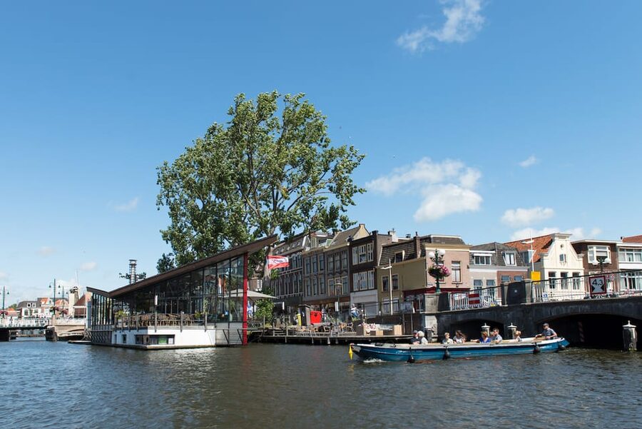 Leiden: Guided City Canal Cruise - Buying a drink before you sail