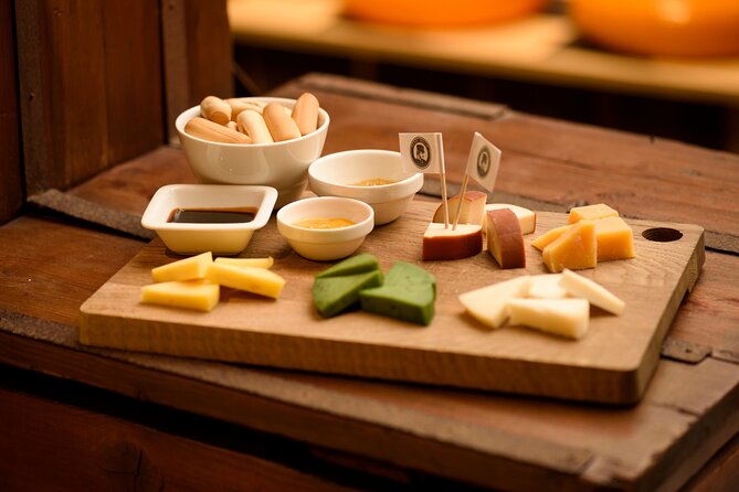 Premium Cheese Tasting with Wine and Beer Pairing - Ten Gouda samples, three accompaniments, and a long board