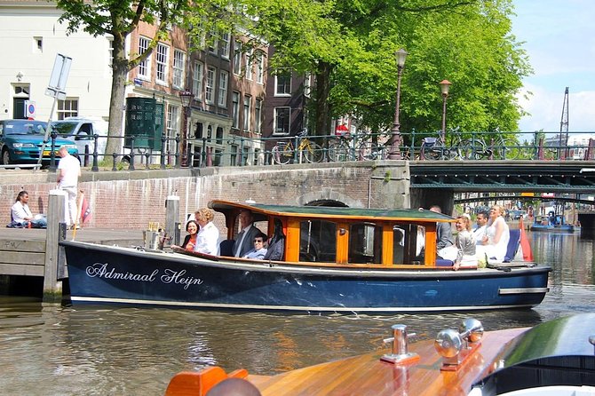 Private boat tour on a electric saloon boat - The captain makes a major difference