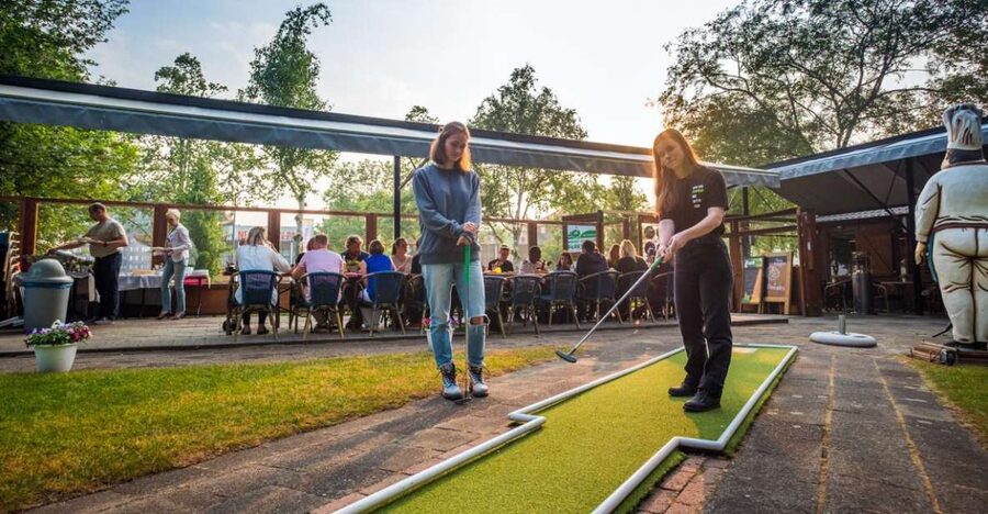 Rotterdam: 18-Hole Mini-Golf Game - A quiet park break in central Rotterdam
