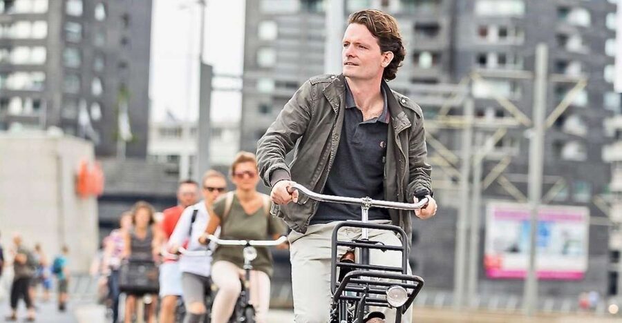 Rotterdam: Food Tour by Bike - Guide style and group experience