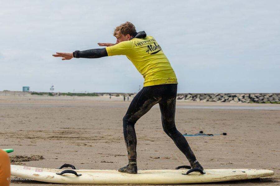 Scheveningen Beach: 2-Hour Surf Experience for Adults - From beach briefing to first attempts