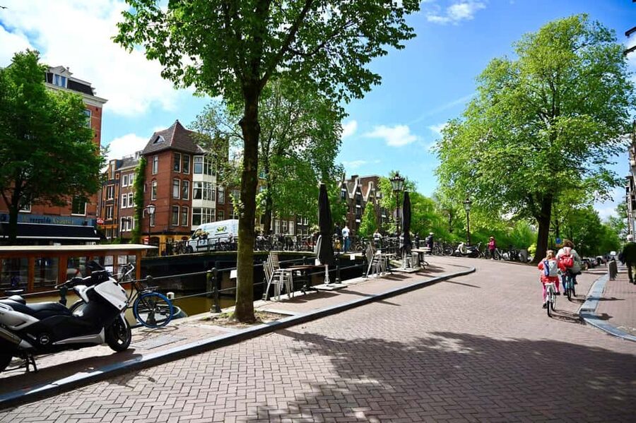 Secret Food Tours Amsterdam - What the guide adds to the food