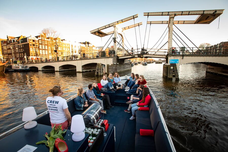 Small-Group Walking Tour with Amsterdam Canal Cruise - Begijnhof offers a quiet pause in the center