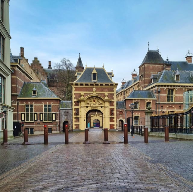 The Hague: City Walking Tour - Starting at the statue of Willem I