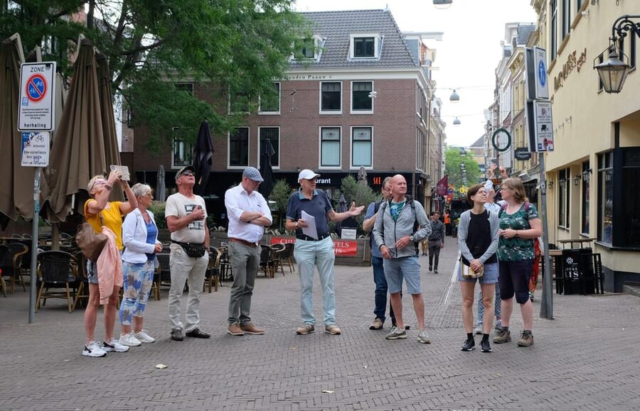 The Hague: Courtyard Walking Tour - Entering the hidden courtyards