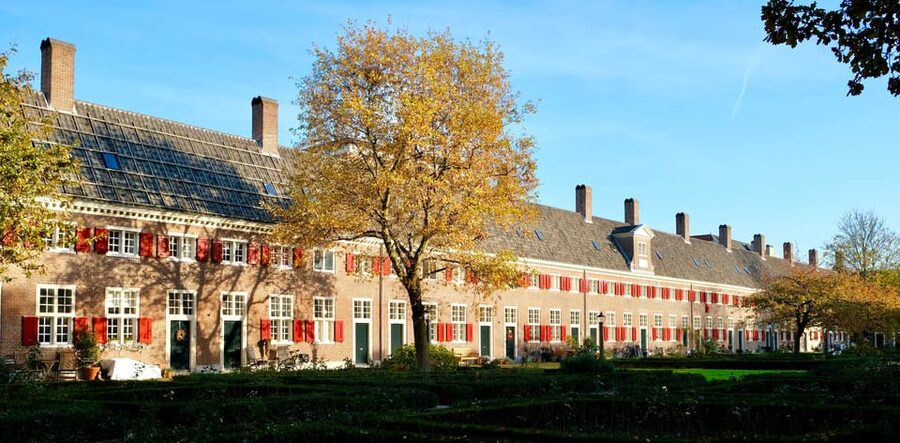 The Hague: Courtyard Walking Tour - Renaissance details and older city monuments