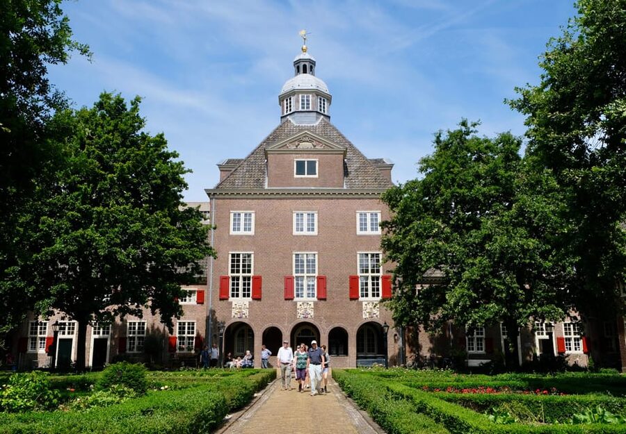 The Hague: Courtyard Walking Tour - Who should book this walk?
