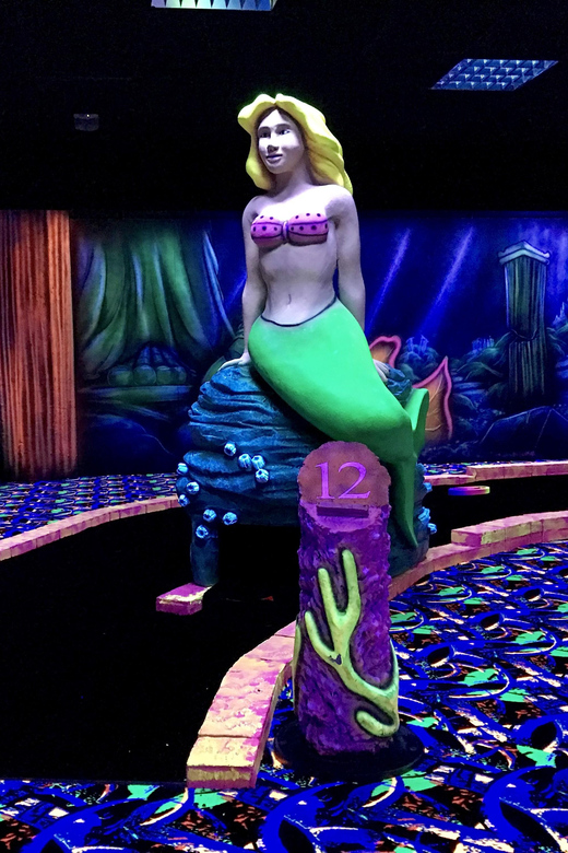 The Hague: Glowgolf Glow in the Dark Indoor Minigolf - How challenging are the 18 holes?