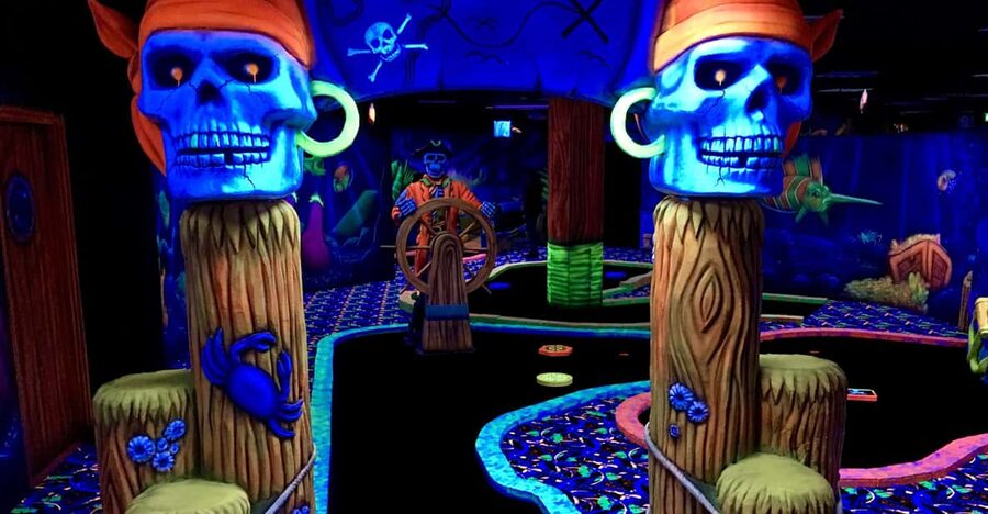 The Hague: Glowgolf Glow in the Dark Indoor Minigolf - Why the one-hour format works well in Scheveningen