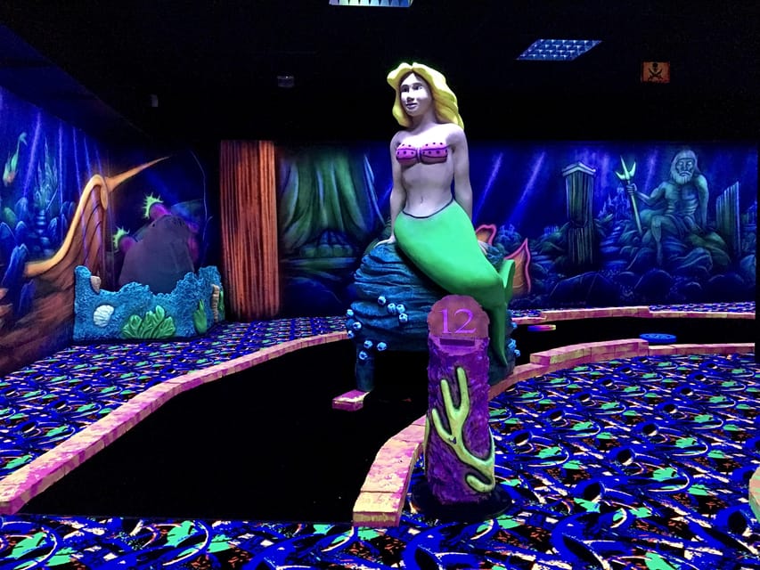 The Hague: Glowgolf Glow in the Dark Indoor Minigolf - Who will enjoy this course most?