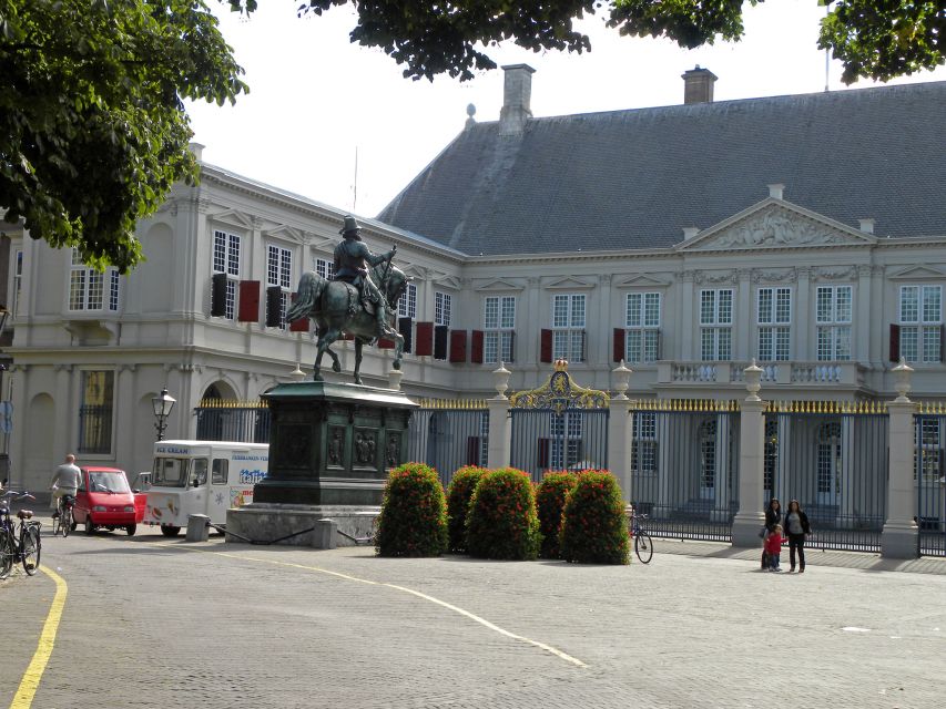 The Hague: Old City Private Walking Tour - City Hall and De Resident: The Hague looks forward