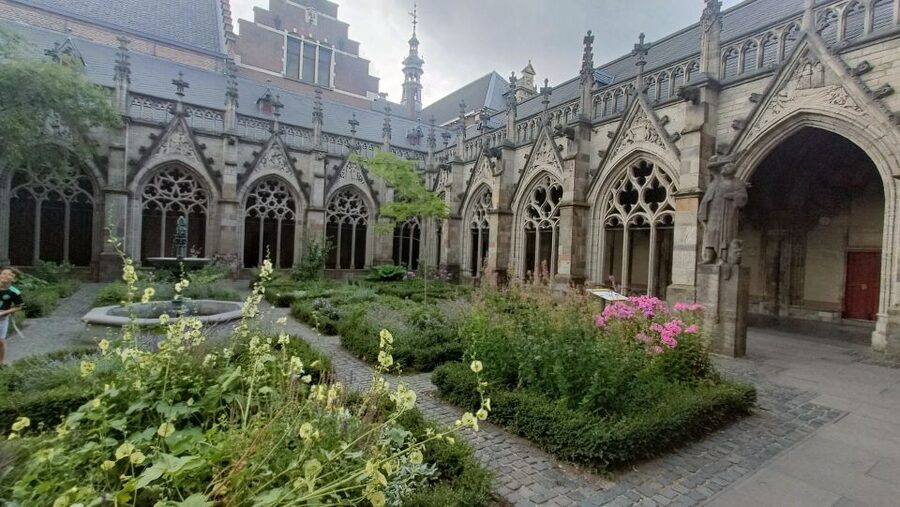 Utrecht: Guided Highlights Walking Tour - The canals, the Stadhuisbrug, and a city built in layers