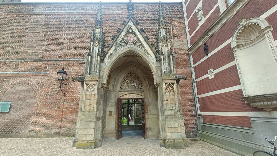 Utrecht: Guided Highlights Walking Tour - De Zakkendrager and a useful food stop