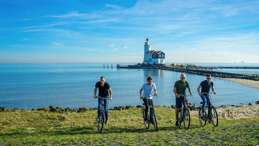 Volendam: Bike Rental including Highlights-Routes - Monnickendam, an old town made for a break