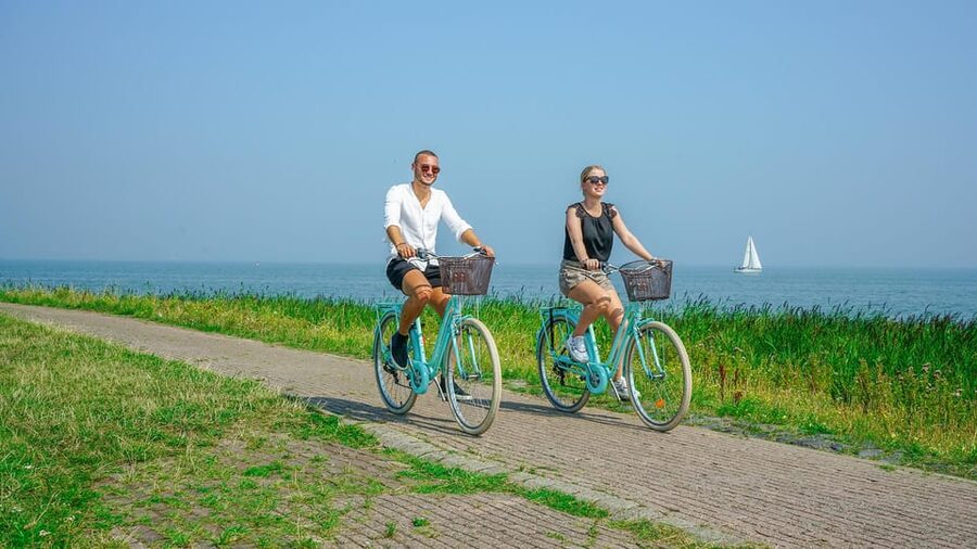 Volendam: Bike Rental including Highlights-Routes - Zuiderwoude and Broek in Waterland