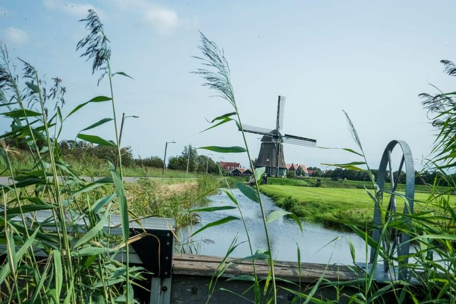Volendam: E-Bike Rental including Highlights-Routes - Monnickendam, a calm old town with time for coffee