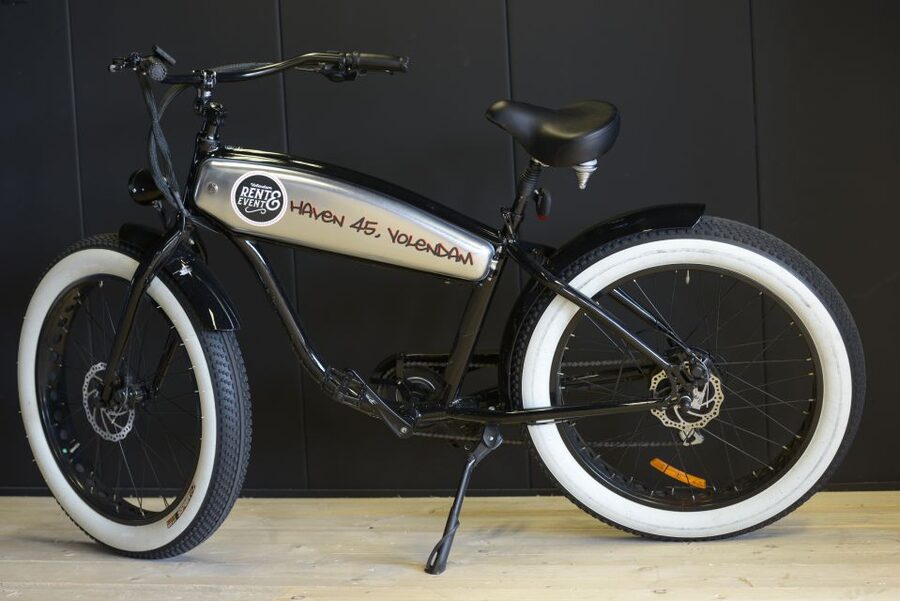 Volendam: E-Fatbike Rental - Monnickendam and its old harbor