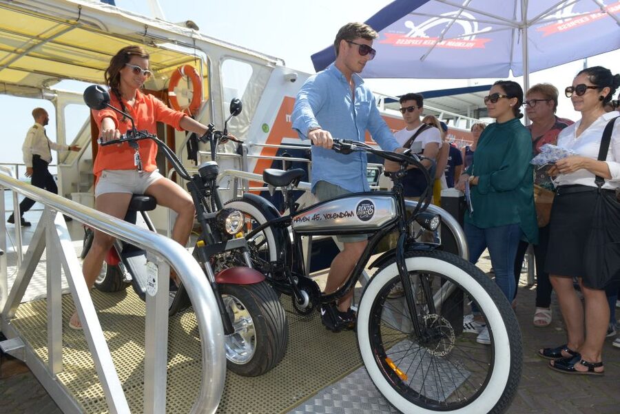 Volendam: E-Fatbike Rental - Windmills, farms, and the countryside between towns