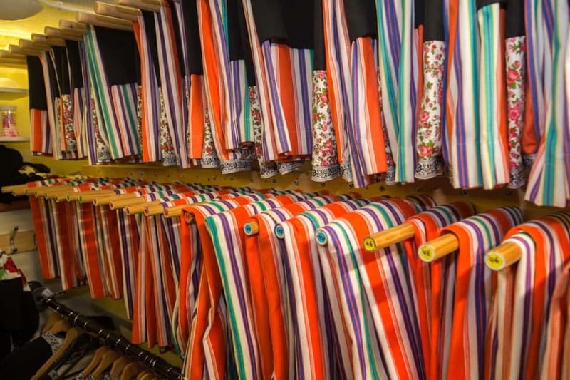 Volendam: Photo Opportunity in Traditional Dutch Costume - A 25-minute activity with a clear beginning and end
