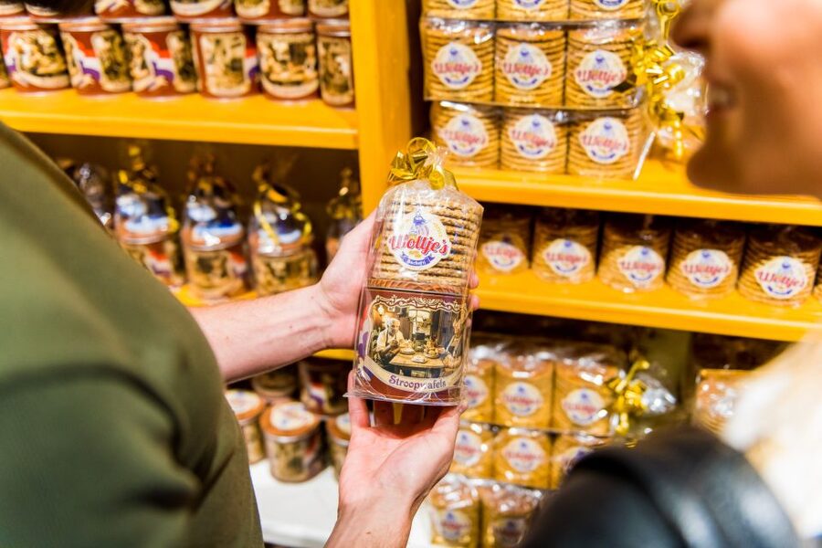 Volendam: Stroopwafel Experience with Tasting - Watching the baker work downstairs