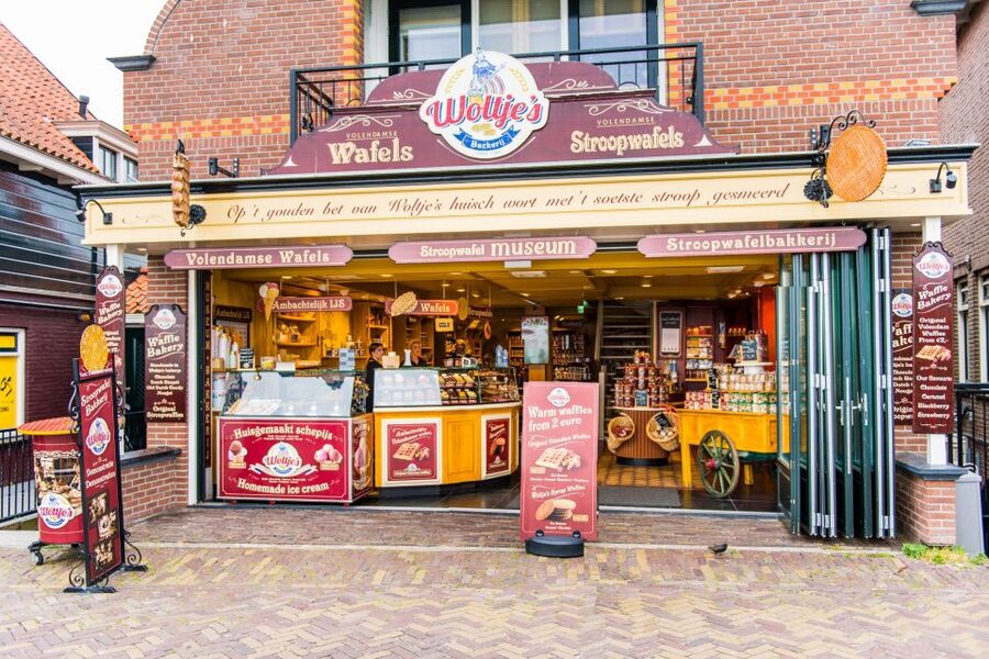 Volendam: Stroopwafel Experience with Tasting - Tasting the flavors and choosing souvenirs
