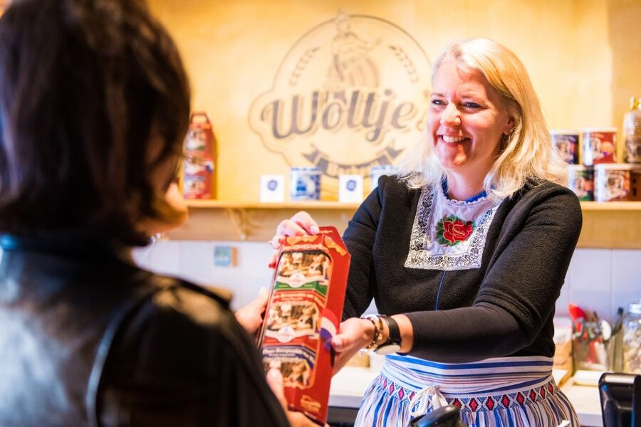 Volendam: Stroopwafel Experience with Tasting - What happens inside the bakery