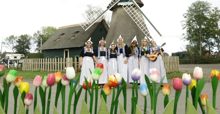 Volendam: Traditional Costume Photo with Cheese & Clog Tour - Should you book the Simonehoeve experience?