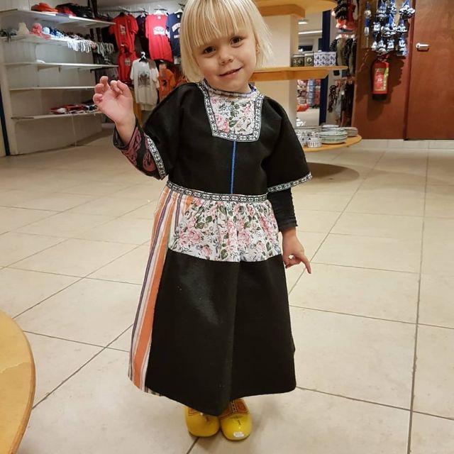 Volendam: Traditional Costume Photo with Cheese & Clog Tour - Gouda, Edam, and the tasting table