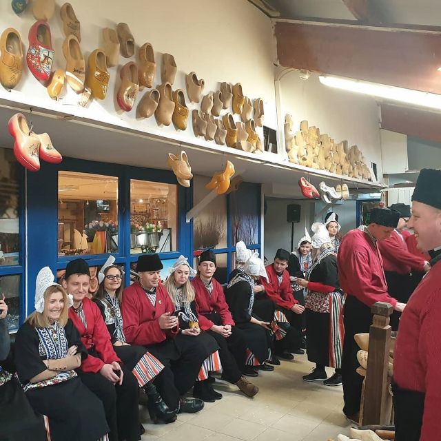 Volendam: Traditional Costume Photo with Cheese & Clog Tour - Browsing souvenirs without losing the point