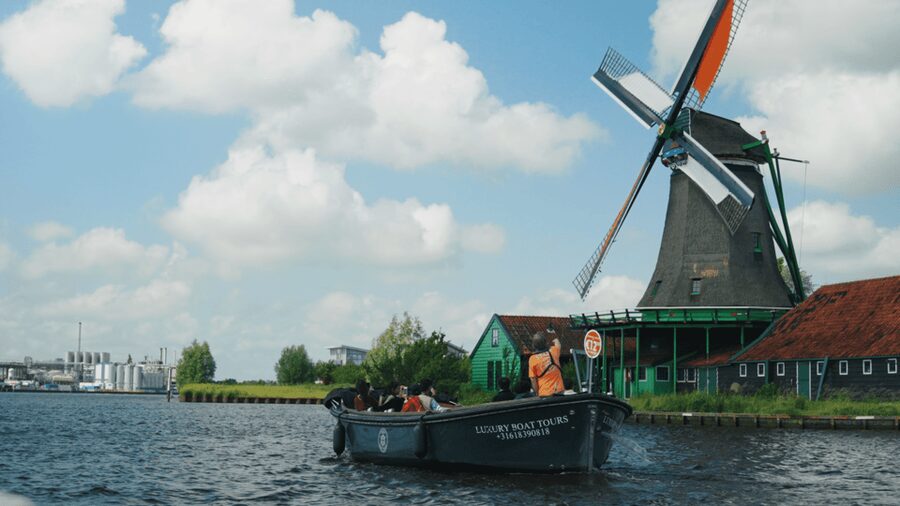 Zaanse Schans: Cruise UNESCO Windmills Village + Live Guide - The first five minutes: Zaanse Schans from the water