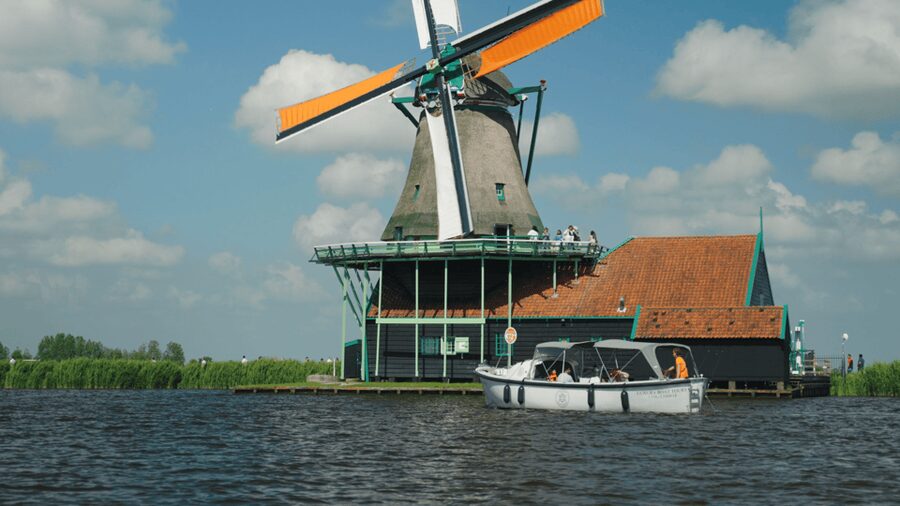Zaanse Schans: Cruise UNESCO Windmills Village + Live Guide - Starting beside Cacaolab
