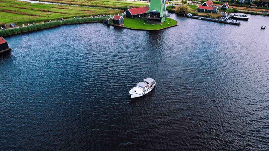 Zaanse Schans: Private Cruise + Live Guide, Optional Drinks - Waterside houses and old Dutch design